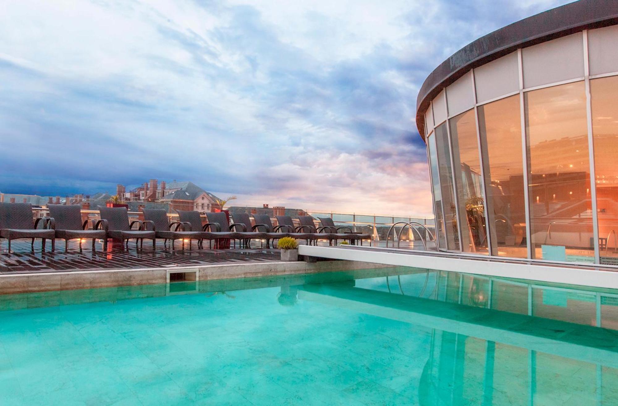 Wyndham Nordelta Tigre - Buenos Aires Hotel Buitenkant foto Rooftop pool at the hotel